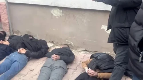 Konya'da aranan şahıs ve arkadaşları polise bıçak ve tabancayla direndi