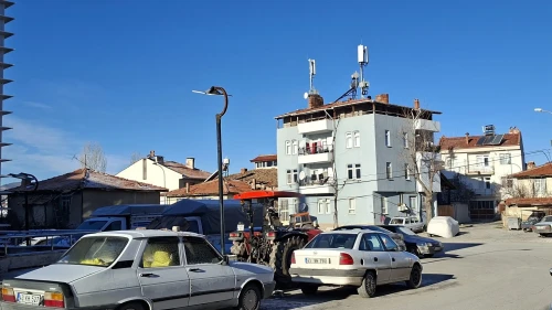 Hisarcık'ta baz istasyonuna tepki gösteren mahalle sakinleri sağlık endişesi yaşıyor
