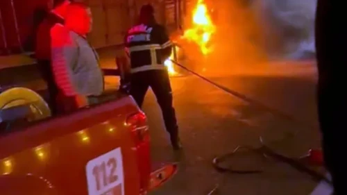 Muğla çevre yolunda tomruk yüklü TIR'da çıkan yangın itfaiye ekiplerince söndürüldü