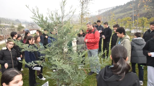 Düzce'de öğrenciler Düzce Üniversitesi'nin hayvan müzesi ve botanik bahçesini gezdi