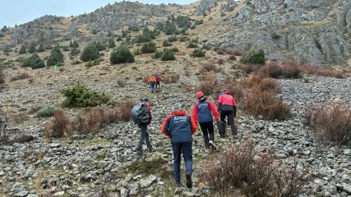 Erzincan’da kayalıklarda mahsur kalan keçiler JAK ve AFAD ekipleri tarafından kurtarıldı
