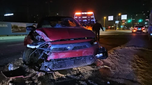 Kağıthane'de makas atan sürücü park halindeki tıra çarptı, 2 yaralı