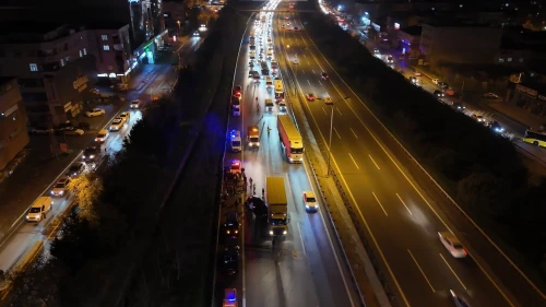 TEM'de kaçan sürücünün neden olduğu zincirleme kazada 2 yaralı