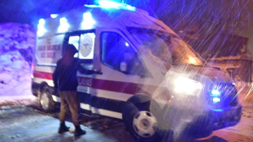 Bitlis'te 7 aylık bebek için ekipler karla mücadele ederek yolu açtı