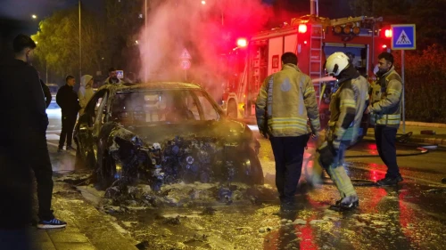 Küçükçekmece'de seyir halindeki otomobil alev topuna döndü