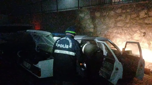 Çorum'da park halindeki otomobil kimliği belirsiz kişi tarafından kurşunlandı