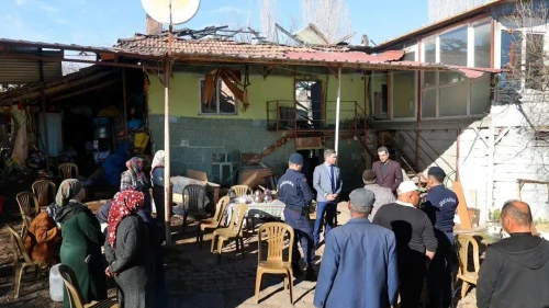 Denizli'nin Tavas ilçesinde elektrik panosu sebebiyle çıkan yangında evi kullanılamaz hale gelen aileye