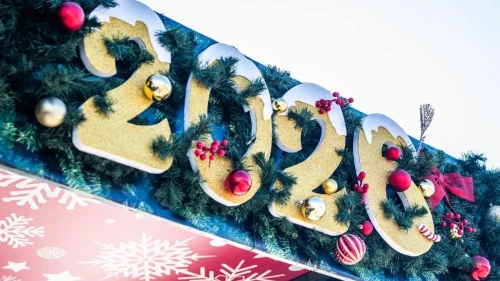 Kuşadası’nda kurulan yılbaşı pazarı rengarenk görünümüyle ilgi çekiyor