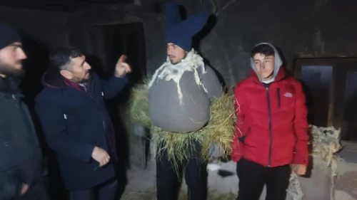 Van'ın Saray ilçesinde 'köse-gelin' geleneğiyle kış eğlencesi ve yardımlaşma yaşatılıyor