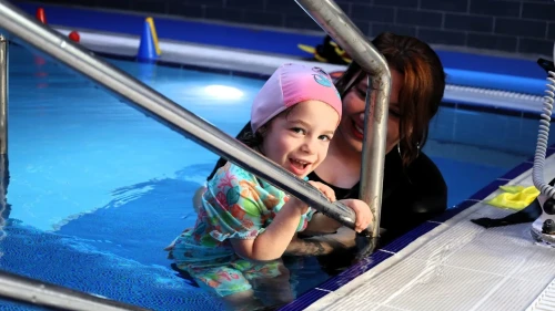 Kocaeli’de serebral palsili Duru’nun tedavisi hidroterapiyle destekleniyor