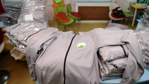 Osmangazi Belediyesi’nden çocuklara mont, bot ve eşofman takımı yardımı