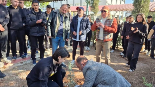 Mersin’de Nihal Erdem Anadolu Lisesinde ‘Yeşil Vatan’ projesi kapsamında fidan dikim etkinliği düzenlendi