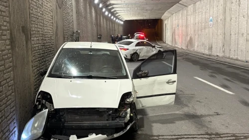 Kayseri'de alkollü sürücünün karıştığı kazada lüks otomobil pert oldu