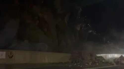 Hakkari-Van yolunda heyelan nedeniyle kısa süreli ulaşım kesintisi yaşandı