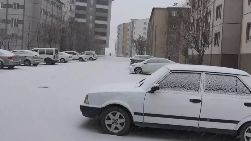 Bitlis'te kar yağışı kent merkezini beyaza bürüdü