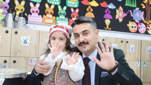 Sivas’ta minik öğrencilere süt ve simit ikram edildi