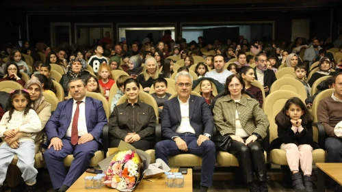 Sivas’ta çocuklar için düzenlenen müzikal tiyatro gösterisi büyük ilgi gördü