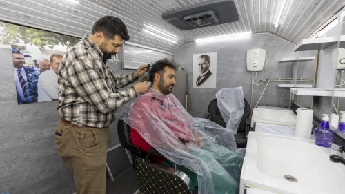 Mersin'de mobil kuaför 5 yılda 30 bin 711 vatandaşa ücretsiz hizmet verdi