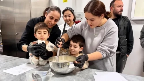 SUBÜ'de özel gereksinimli bireyler pasta yapıp oyunlar oynadı
