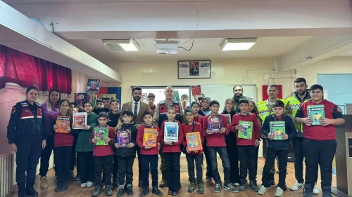 Muş’ta jandarma öğrencilere kişisel güvenlik ve güvenli internet eğitimi verdi