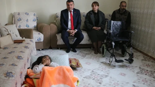 Devlet Bahçeli'den Diyarbakırlı engelli kıza tekerlekli sandalye sürprizi