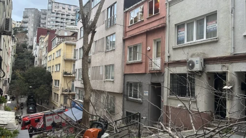 Beyoğlu'nda şiddetli rüzgar nedeniyle ağacın dalları binaya düştü