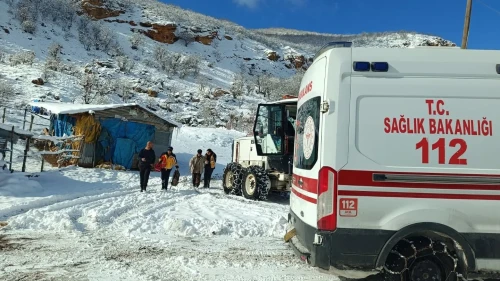 Tunceli'de karla kapanan yolları aşan sağlık ekipleri 2 hastayı hastaneye ulaştırdı