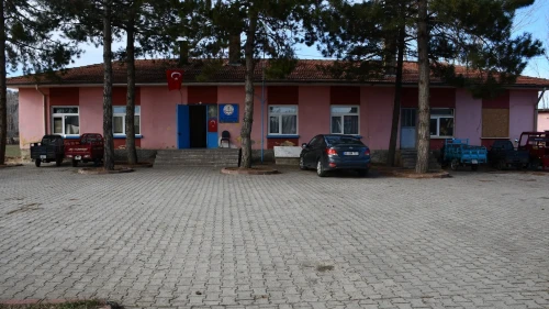 Konya'nın Akşehir ilçesinde eski ilkokul binası dikiş nakış kurs merkezi oldu