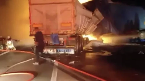 Manisa’da çarpışan tırların yol açtığı yangında iki kişi hafif yaralandı