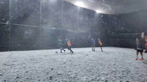 Maltepe’de kar altında halı saha maçı yapan futbolseverler engel tanımadı