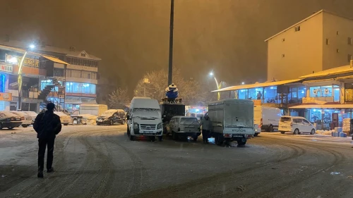 Hasköy'e mevsimin ilk karı yağdı, sürücüler buzlanmaya karşı uyarıldı