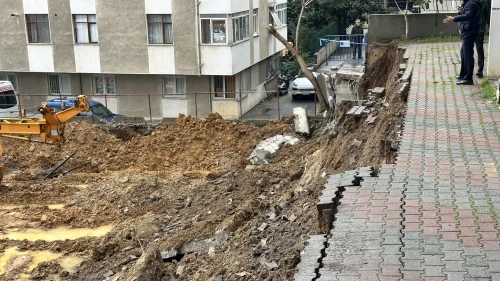 Kadıköy'de aşırı yağış sonrası istinat duvarı çöktü