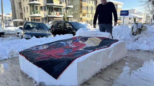 Safranbolu'da esnaf dükkan önüne kardan yatak yaptı