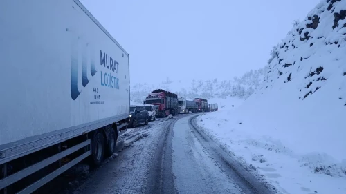 Şırnak-Hakkari yolu olumsuz hava şartları nedeniyle ulaşıma kapandı, araçlar mahsur kaldı