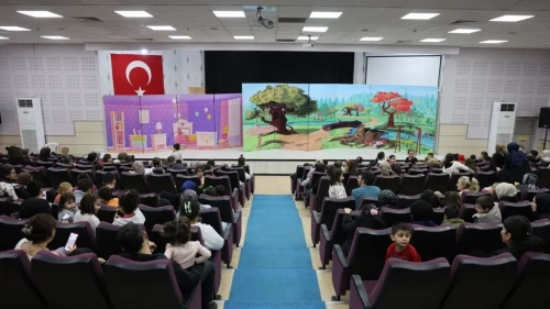 Kartepe’de "Küçük Cesaretler Kulübü" oyunu çocuklarla buluştu