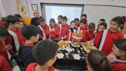 Eskişehir'de ilkokul öğrencileri Regaip Kandili'ni sınıfta kutladı