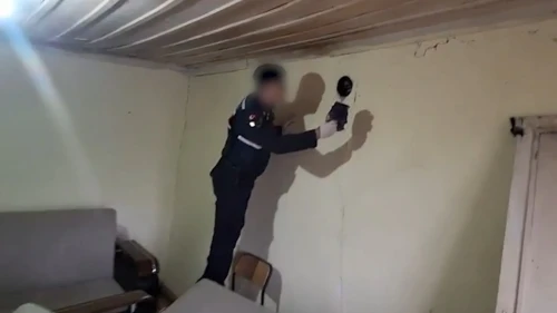 Kırıkkale'de jandarmanın takip ettiği uyuşturucu tacirinin evinde 8 bin 252 hap ele geçirildi