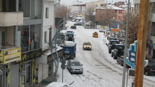 Malazgirt'te kar yağışı hayatı olumsuz etkiledi