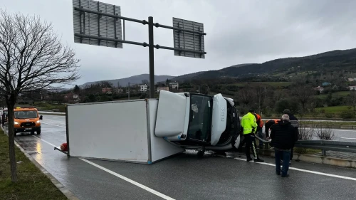 Sinop'un Gerze ilçesinde kontrolden çıkan kamyonet devrildi