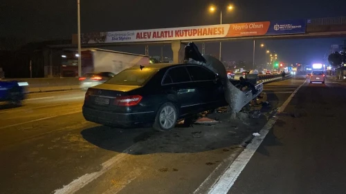 Kocaeli’de otomobil bariyere saplandı, sürücü yara almadan kurtuldu