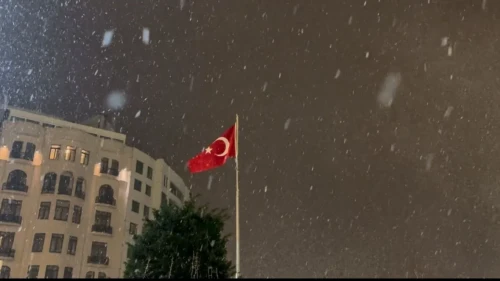 İstanbul’da Taksim Meydanı’nda gece kar yağışı kartpostallık görüntüler oluşturdu