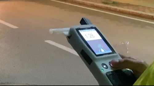 Burdur’da polisi görünce kaldırıma çıkan alkollü sürücü yakalandı