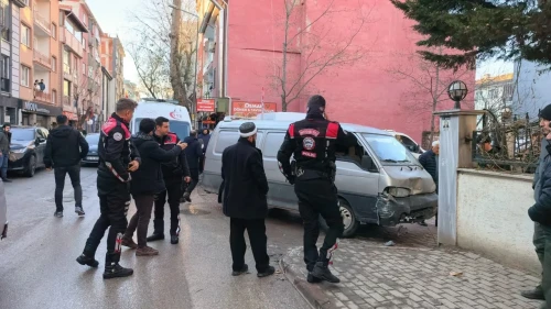 Bursa'nın İnegöl ilçesinde minibüsün çarptığı otomobildeki çocuklar şok yaşadı