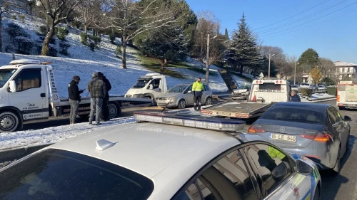 1. "Bursa'da buzlanma nedeniyle kontrolden çıkan otomobil 4 kişinin yaralanmasına neden oldu" 2.