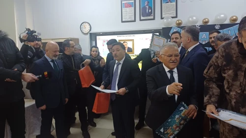 Kayseri'de 322 bin öğrenci karne alarak yarıyıl tatiline başladı