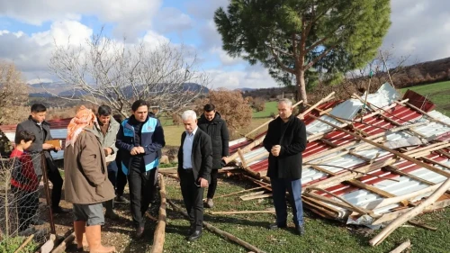 Manisa'nın Selendi ilçesinde fırtına nedeniyle iki caminin minaresi yıkıldı