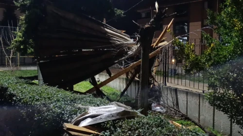 İnegöl'de şiddetli lodos çatıları uçurdu, araçlar zarar gördü