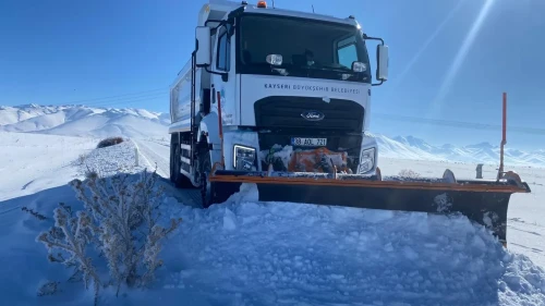 Kayseri’de karla mücadele çalışmalarıyla 266 mahalle yolu ulaşıma açıldı