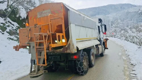 Düzce’de köy yollarında tuzlama çalışmaları hız kesmeden devam ediyor