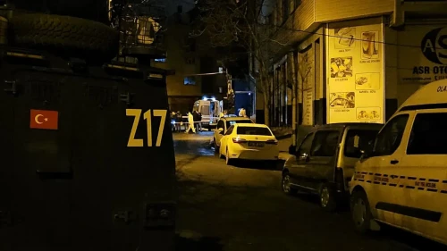 İstanbul'da ısınmak için gittiği otomobilde çıkan yangında hayatını kaybetti